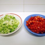 Dos platos, uno con lechuga y el otro con pimiento rojo y tomate