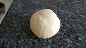 Bola de masa de pan tras el primer amasado. 21 febrero 2016